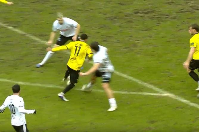 Was ein Tor! Shootingstar tankt sich durch