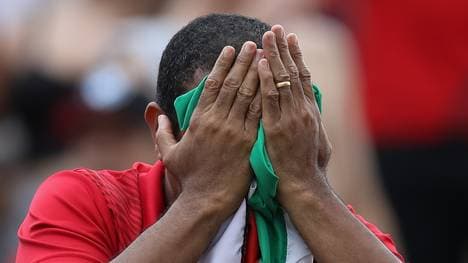 Ein Fan des SC Internacional trauert nach dem Abstieg in die Zweite Liga 