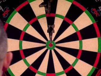 Joe Cullen checkt im ersten Satz seiner Zweitrundenpartie gegen Mensur Suljovic den Big Fish. Die Fans honorieren das mit einer besonderen Reaktion. 