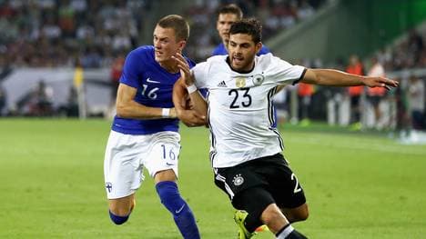 Kevin Volland (r.) zog sich gegen Finnland einen Bruch der Mittelhand zu