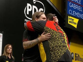 Ryan Searle wird nach seinem Drei-Punkte-Wurf von den Fans mit Spott bedacht. Gabriel Clemens kann insgesamt dennoch kein Kapital daraus schlagen. 