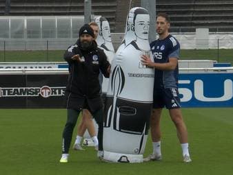 Schalkes Trainer Miron Muslic zeigt sich im Training des FC Schalke 04 wie immer engagiert. Vor allem auf die Defensivarbeit setzt er einen besonderen Fokus.