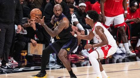 Superstar LeBron James (l.) erzielt bei der ersten Playoff-Pleite der Lakers nur zehn Punkte