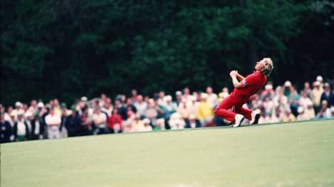 Bernhard Langer sinkt zu Boden - gerade hat er das US Masters gewonnen