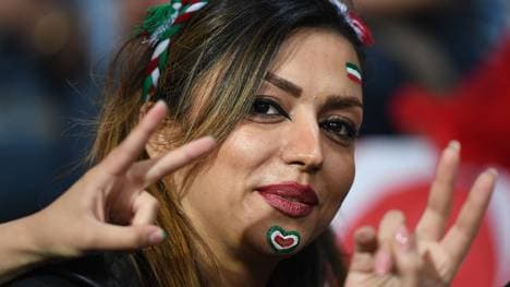 Seltenes Bild: Ein weiblicher Fan aus dem Iran im Stadion
