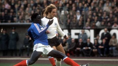 Eines seiner 21 Länderspiele bestritt Adams (l.) gegen Deutschland