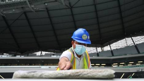 Auf den Stadionbaustellen zur WM 2022 in Katar ist es bei den Arbeitern zu fünf Corona-Infektionen gekommen