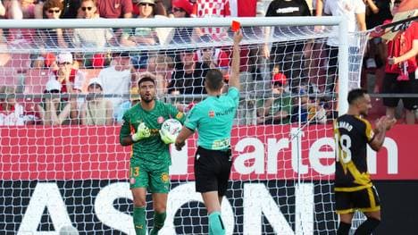 Paulo Gazzaniga bekommt die Rote Karte gezeigt