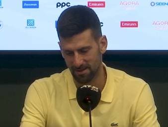 Novak Djokovic feiert seinen Sieg bei den Athens Open, muss aber kurz darauf eine enttäuschende Nachricht verkünden. Aufgrund einer Schulterverletzung sagt der Serbe seine Teilnahme an den ATP Finals ab.