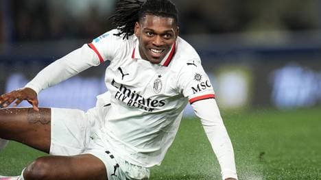 Rafael Leao trägt das Trikot des AC Mailand