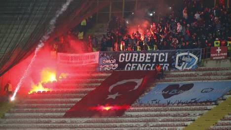 Fans von Trabzonspor zündeten in der Kurve Pyrotechnik