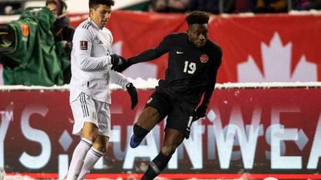 FC-Bayern-Star Alphonso Davies (r.) kam mit Kanada in der WM-Quali auch zu einem Sieg gegen Mexiko