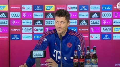 Robert Lewandowski freut sich über die Auszeichnung als Weltfußballer bei den The Best FIFA Football Awards
