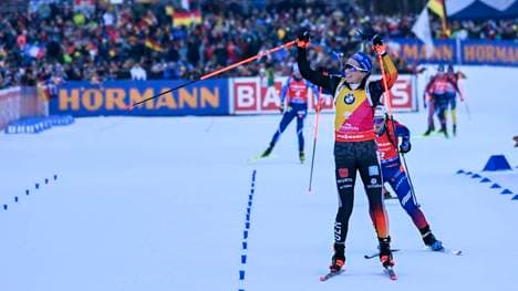 Franziska Preuss jubelt nach dem zweiten Platz im Massenstart