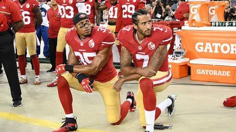 Eric Reid (l.) ging mit Colin Kaepernick bei der US-Hymne auf die Knie