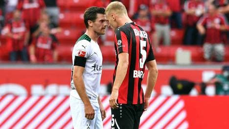 Meinungsverschiedenheiten zwischen Gladbach Jonas Hofmann und Mitchel Bakker von Bayer Leverkusen