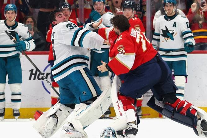 Fliegende Fäuste: Goalie-Fight in der NHL