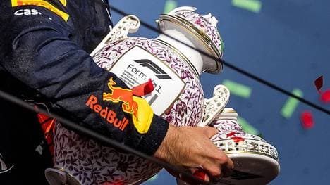 Max Verstappens zerstörte Trophäe nach der Siegerehrung
