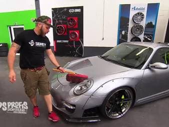 Zuschauerkandidat Dale braucht ganz dringend ein Auto! Er will mit seiner Frau, 3 Kindern
und jede Menge Gepäck zum Flughafen fahren. Allerdings hat seine Familienkutsche kurzerhand den Geist aufgegeben. Jetzt zählt jede Minute. Zu allem Überfluss bleibt Jean Pierre auf seiner Probefahrt mit leerem Tank liegen. Gelingt es den PS Profis trotzdem noch rechtzeitig ein zuverlässiges Gefährt zu finden?