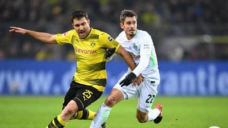 Nach einem Zweikampf mit Sokratis musste Bremens Fin Bartels ausgewechselt werden