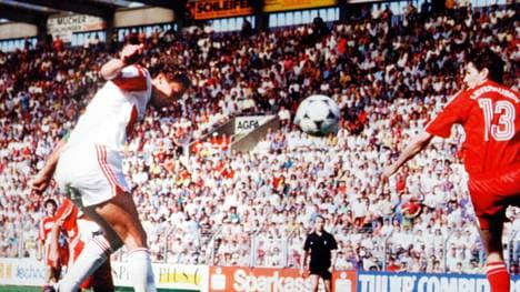 Guido Buchwald (li.) köpft mit seinem Treffer den VfB Stuttgart zur Meisterschaft