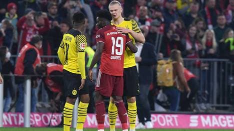 Erling Haaland von Borussia Dortmund (r.) wird nach wie vor mit einem Transfer zum FC Bayern in Verbindung gebracht