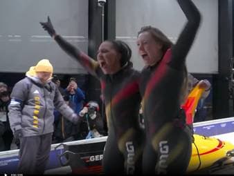 Laura Nolte und ihre Anschieberin Deborah Levi vergolden ihre starke Performance beim Zweierbob der Frauen. Doch es kommt noch besser: Lisa Buckwitz sorgt für den Doppelsieg der deutschen Mannschaft.