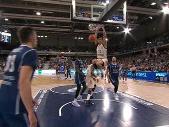 Nach der überraschenden Niederlage in Spiel 1 gegen Heidelberg stehen die Basketballer des FC Bayern im Halbfinale der BBL-Playoffs früh unter Druck. Doch die Münchner schlagen im zweiten Duell in Heidelberg eiskalt zurück.