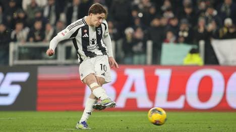 Kenan Yildiz trägt das Trikot von Juventus Turin