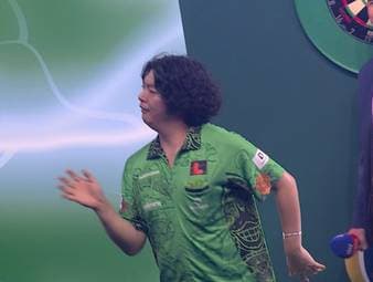 Der siegreiche WM-Debütant Motomu Sakai genießt seinen ersten Walk-On im Ally Pally ausgiebig und tanzt über die größte Bühne des Darts-Sports.