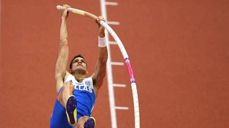 Stabhochspringer Kostas Filippidis bereitet sich auf die Überquerung der Latte vor