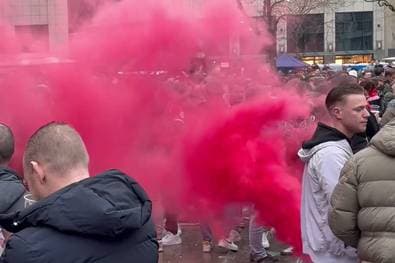 Bengalos und Bier! Eindhoven-Fans geben in Dortmund Gas