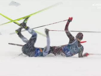 Die deutschen Kombinierer Johannes Rydzek und Vinzenz Geiger liegen auf Kurs, die letzte Medaillenchance der Männer zu nutzen. Doch ein Doppel-Sturz von Geiger macht alles zunichte - am Ende bleibt Platz 5.