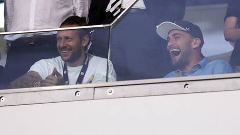 Beim Frankfurter EL-Sieg gegen Straßburg saß Bas Dost (r.) neben Marco Russ auf der Tribüne