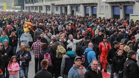 Die Rennen des GT-Masters-Auftakts stießen auf reges Zuschauerinteresse