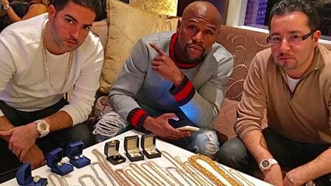 Boxer Floyd Mayweather (M.) zeigt, bei wem er seinen Schmuck kauft