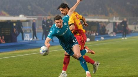Viel Kampf: Gosens gegen Lecces Pierotti