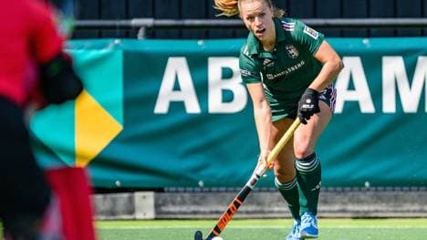 Mabel Brands passt den Ball