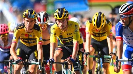 Primoz Roglic (M.) soll den Angriff von Jumbo-Visma anführen