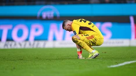 Florian Kastenmeier unterläuft gegen den Karlsruher SC ein Wahnsinns-Patzer