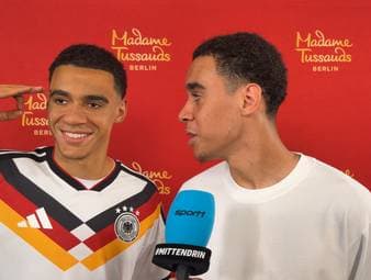 Jamal Musiala hat es als nächster Bayern-Profi ins Madame Tussauds geschafft. Bei der Enthüllung spricht er über seine Wachsfigur und das bevorstehende DFB-Pokalfinale.