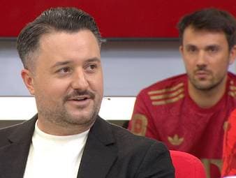 Stefan Kumberger spricht über die Veränderungen bei den Pressekonferenzen des FC Bayern seit dem Trainerwechsel von Thomas Tuchel zu Vincent Kompany. Bayern-Boss Jan-Christian Dreesen kann sich dabei einen kleinen Seitenhieb in Richtung Tuchel nicht verkneifen.