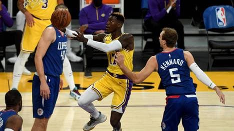Dennis Schröder (m). hat bei den Lakers einen starken Einstand gefeiert