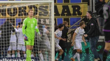 Nach dem Pokal-Aus gegen den 1. FC Saarbrücken verspottet ein Fan Manuel Neuer