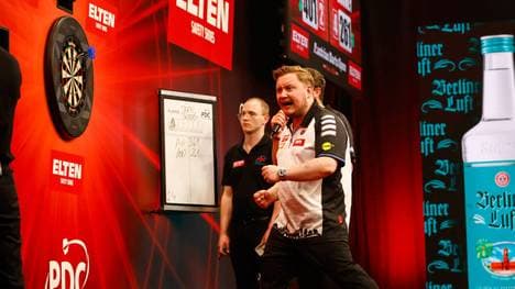 Martin Schindler steht im Achtelfinale der International Darts Open in Riesa