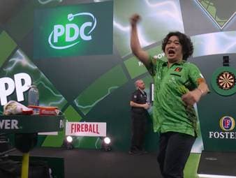 Motomu Sakai gewinnt sein WM-Debüt gegen Thibault Tricole und spielt sich mit seiner sympathischen Art in die Herzen der Fans im Ally Pally.