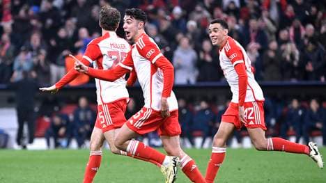 Aleksandar Pavlovic (m.) und Jamal Musiala sollen beim FC Bayern Kern der neuen Achse sein