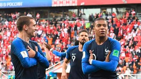 Kylian Mbappe (r.) inspirierte mit seinem Jubel auch Teamkollege Antoine Griezmann