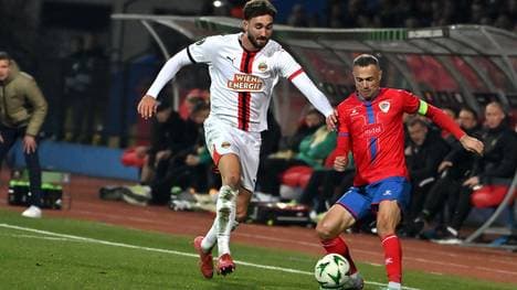 Dion Beljo trägt das Trikot von Rapid Wien