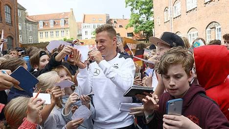Nationalspieler Joshua Kimmich wird von Schülern begeistert empfangen 